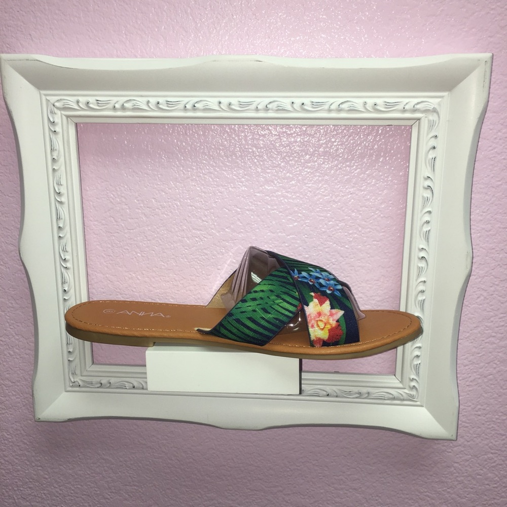 NWT Gorgeous Flower  Sandals - Picture 3 of 4